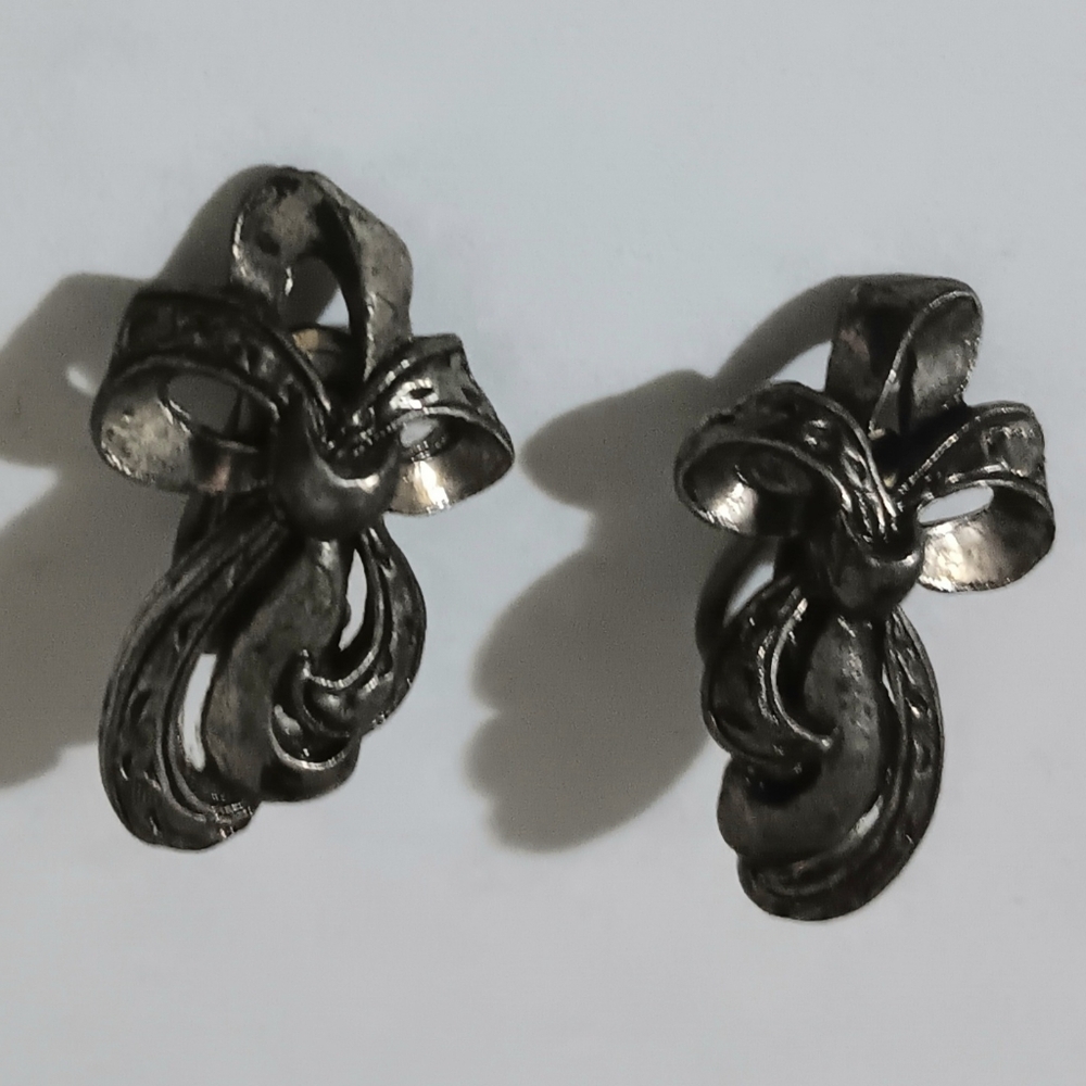 Mid-century unmarked sterling silver ribbon bow clip-on Huggie earrings TESTED